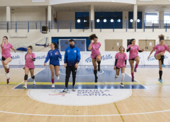 Jugadoras de la escuadra melillense, en uno de sus calentamientos ligueros.