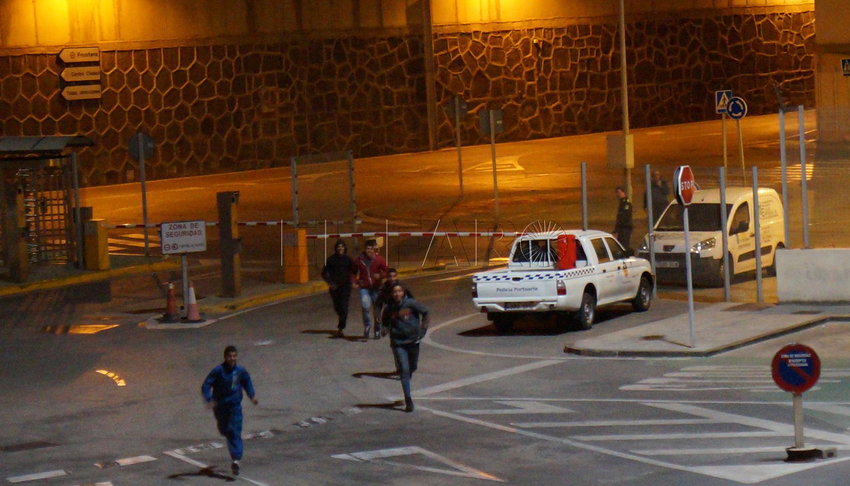 “No se puede retener contra su voluntad a ningún inmigrante con pasaporte o asilo”