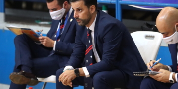 Alejandro Alcoba, dirigiendo al equipo en la primera vuelta frente a Breogán.
