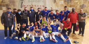 Los azulgranas festejaron la victoria en el derbi melillense.