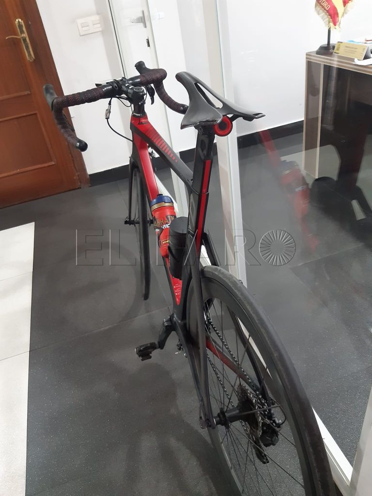 Un motorista atropella a un ciclista tras saltarse un Stop