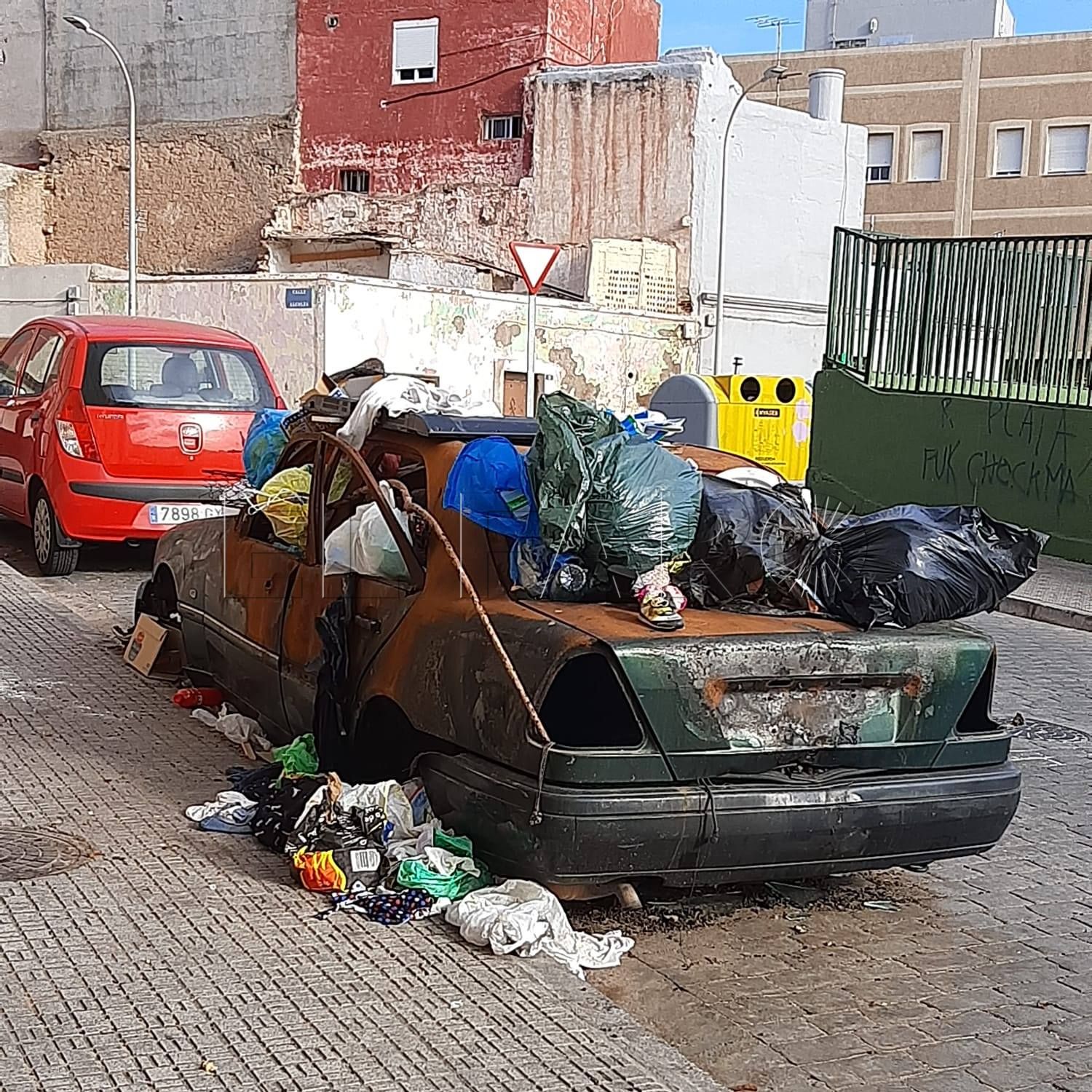 Los vecinos denuncian el abandono y quema de vehículos en los distritos IV y V