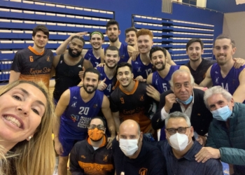 Los jugadores estudiantiles, en la celebración de un nuevo triunfo liguero.