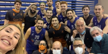 Los jugadores estudiantiles, en la celebración de un nuevo triunfo liguero.