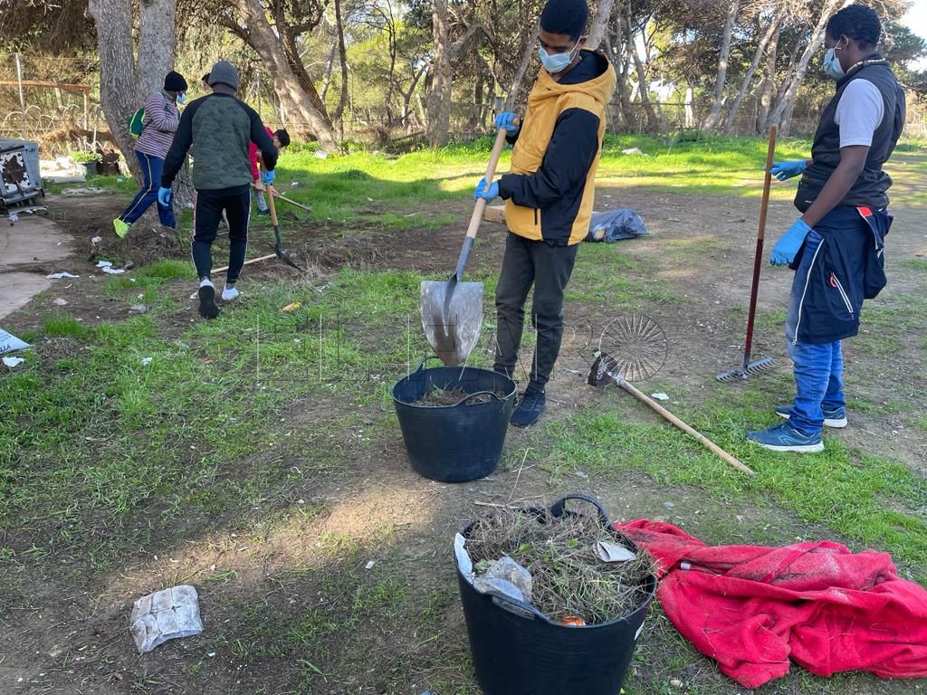Los menores tutelados de Rostrogordo limpian las zonas adyacentes al centro