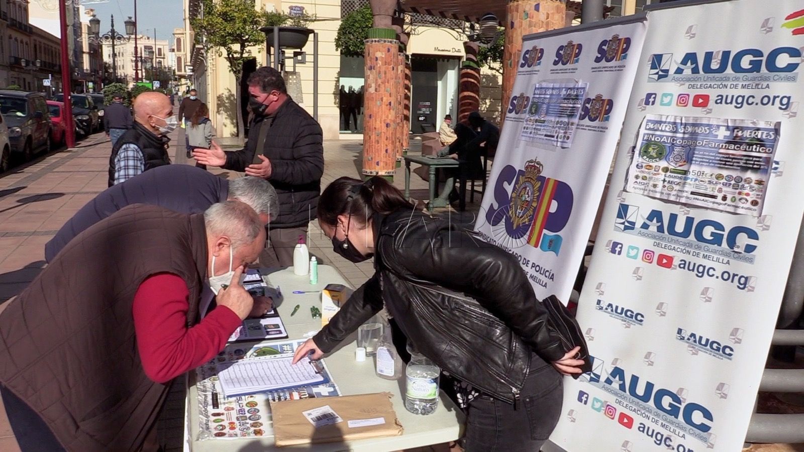Recogen firmas para acabar con el copago farmacéutico de pensionistas de clases pasivas.
