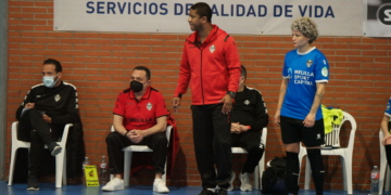El técnico del cuadro melillense junto a la jugadora Jackie.