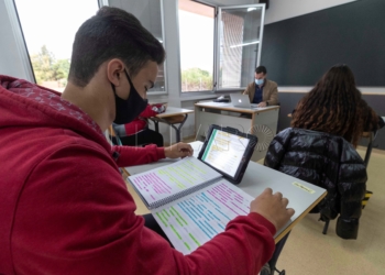 Un alumno de secundaria utiliza una tablet en clase del colegio Reina SofÌa de Totana el primer dÌa de vuelta a las aulas desde el mes de marzo. EFE/Marcial GuillÈn/Archivo