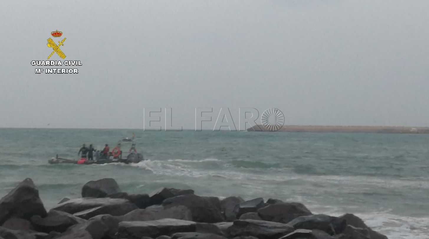Salvamento Marítimo y el GEAS de la Guardia Civil buscan a una persona desaparecida por el oleaje