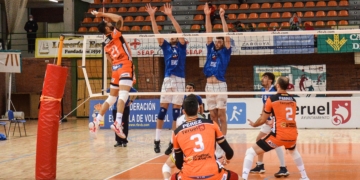 Bloqueo de un jugador de la escuadra de nuestra ciudad, en el último de los partidos de la Superliga Masculina.