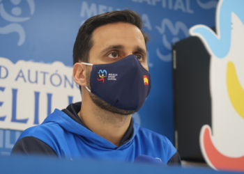 Alejandro Alcoba, entrenador melillense en la rueda de prensa.