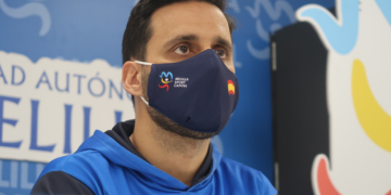 Alejandro Alcoba, entrenador melillense en la rueda de prensa.