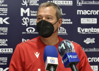El técnico de la escuadra melillense, en la rueda de prensa oficial del club.