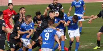Eder Díez intenta rematar de cabeza en una auténtica melé de jugadores en el encuentro disputado en el Álvarez Claro frente al Talavera CF.
