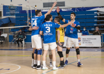 Los jugadores melillenses celebran uno de los puntos conseguidos en el primer partido frente al Vóley Palma.