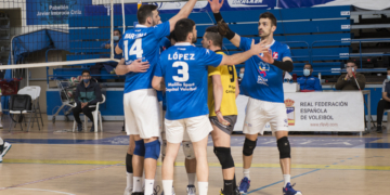 Los jugadores melillenses celebran uno de los puntos conseguidos en el primer partido frente al Vóley Palma.