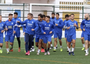 Tras un trabajo CORE en el gimnasio del Álvarez Claro, los componentes de la plantilla que dirige Ángel Viadero realizaron la sesión de entrenamiento en el campo federativo de La Espiguera.