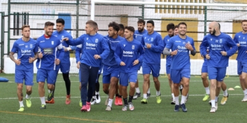 Tras un trabajo CORE en el gimnasio del Álvarez Claro, los componentes de la plantilla que dirige Ángel Viadero realizaron la sesión de entrenamiento en el campo federativo de La Espiguera.