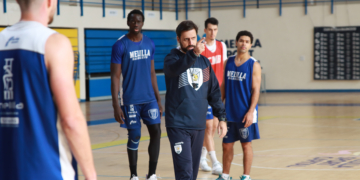 El técnico melillense dando instrucciones durante un entrenamiento.