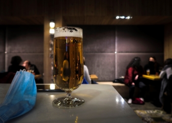 Vista de una caña en la mesa de un bar. EFE/Javier Etxezarreta/Archivo