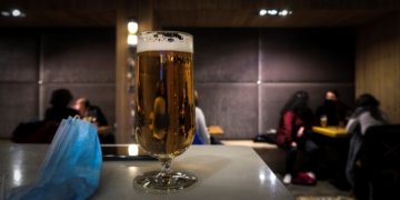 Vista de una caña en la mesa de un bar. EFE/Javier Etxezarreta/Archivo