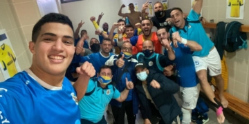 Los jugadores dirigidos por Raúl Cuenca, en la celebración de su triunfo.