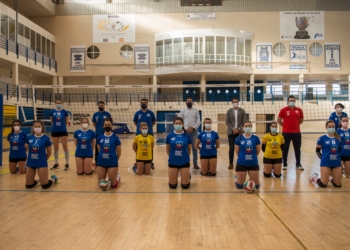 Las jugadoras del Melilla Sport Capital, junto consejero de Deportes, Rachid Bussian.