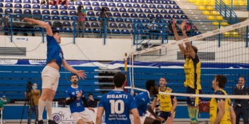 Remate de uno de los jugadores de la escuadra melillense.