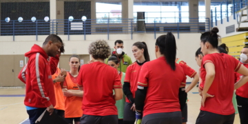 Jugadoras y cuerpo técnico, en una de las sesiones de entrenamientos.
