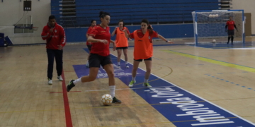 Emilly, en el trabajo diario en el pabellón Ciudad de Melilla.
