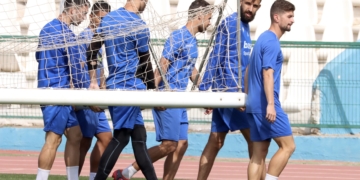 Los jugadores melillenses trasladando una de las porterías.