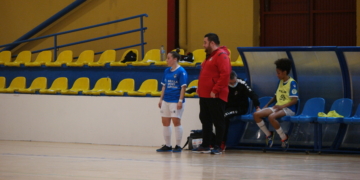 El técnico melillense Miguel Centeno, en uno de los partidos en el pabellón Lázaro Fernández.