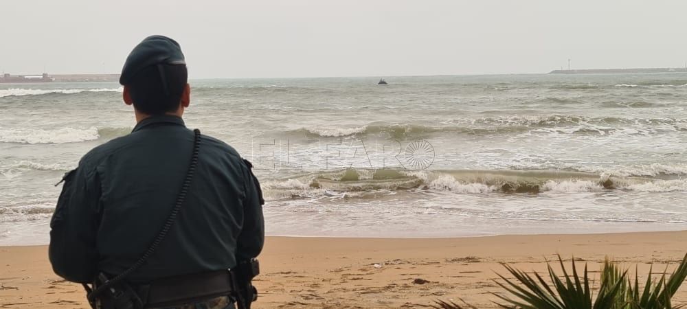 La Guardia civil recupera un cuerpo en la playa de los Cárabos