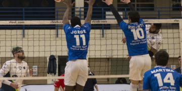 Bloqueo de un jugador de la escuadra de nuestra ciudad, en el último de los partidos de la Superliga Masculina.