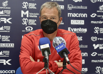 El primer entrenador de la escuadra melillense, en la rueda de prensa oficial del club.