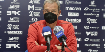 El primer entrenador de la escuadra melillense, en la rueda de prensa oficial del club.