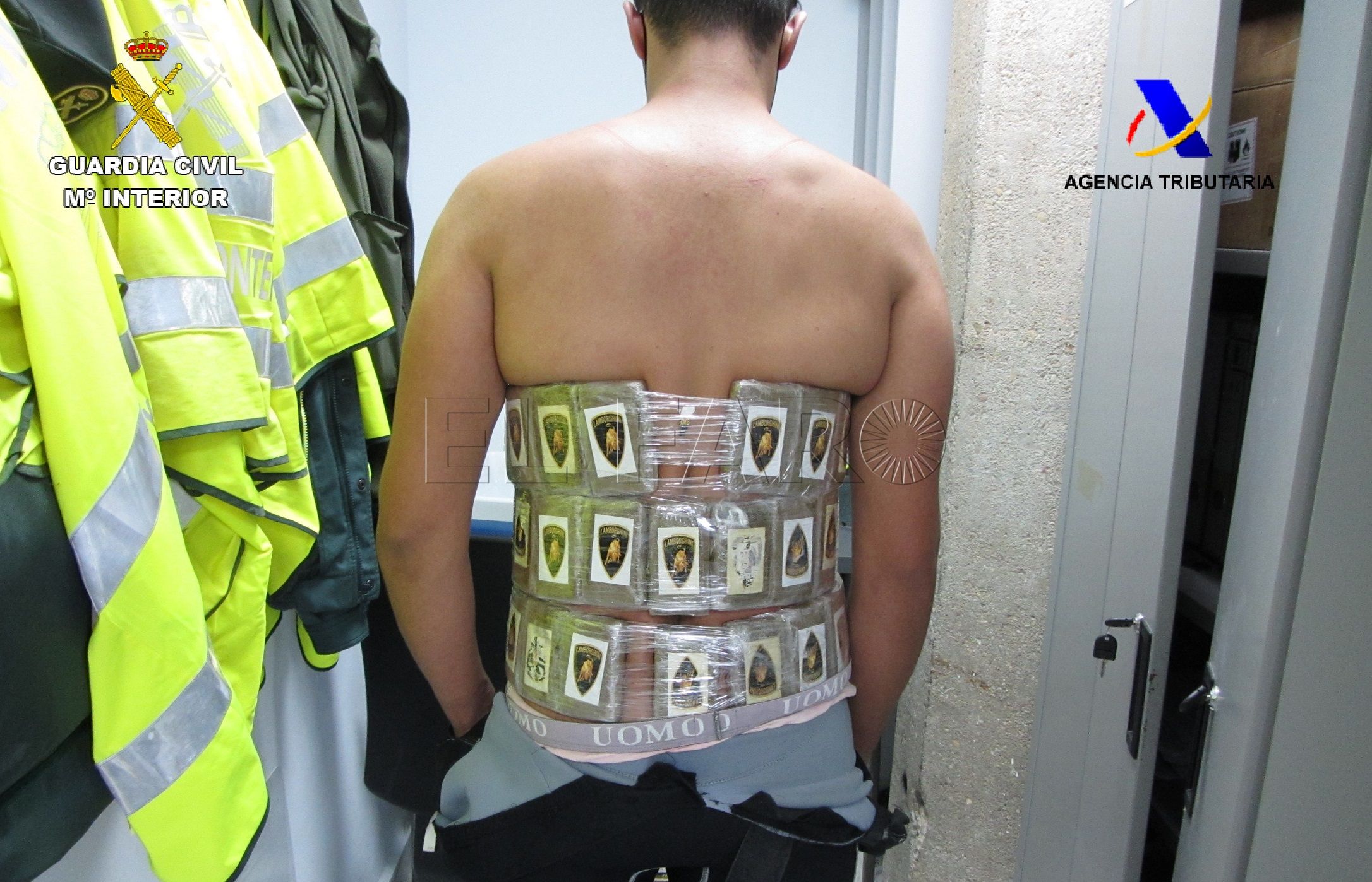 Detenido en el avión con 5 kilos de hachís bajo un traje neopreno