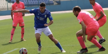 Fran Bueno rodeado de contrarios en el partido disputado el pasado domingo frente a la UD Poblense y que se saldó con victoria azulina.