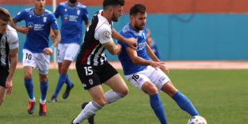 Iker Hernández en acción durante el último partido de la primera fase de la competición liguera y que terminó con derrota azulina frente al CD Badajoz.