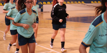 Gabriela (primera por la izquierda) durante el entrenamiento de ayer.