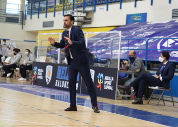 Alejandro Alcoba dando instrucciones a sus jugadores durante el encuentro que enfrentó a melillenses y oscenses en el partido disputado en el Javier Imbroda Ortiz.