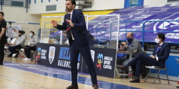 Alejandro Alcoba dando instrucciones a sus jugadores durante el encuentro que enfrentó a melillenses y oscenses en el partido disputado en el Javier Imbroda Ortiz.