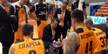 Gustavo Aranzana, técnico del conjunto ilerdense, durante un tiempo muerto en el partido que perdieron frente a Burgos.