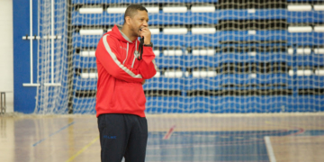 Marcio Santos observa a sus jugadoras durante la última sesión de entrenamiento realizada.