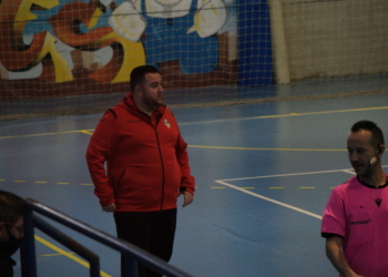 El técnico melillense se muestra orgulloso de sus jugadoras.