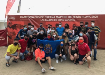 Parte de los expedicionarios melillenses que han rendido a un alto nivel en el Campeonato de España MAPFRE de Tenis Playa disputado en Gran Canaria.