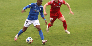 Alejandro Ferrera en acción, durante el partido de la última jornada disputada y en el que no se pudo pasar del empate a cero frente a Las Rozas C.F.