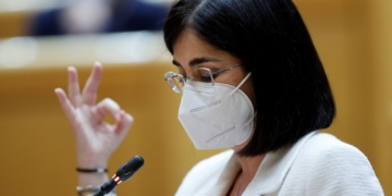 GRAF3324. MADRID, 27/04/2021.- La ministra de Sanidad, Carolina Darías, interviene durante la sesión de control al Gobierno que celebra este martes el pleno del Senado. EFE/Zipi