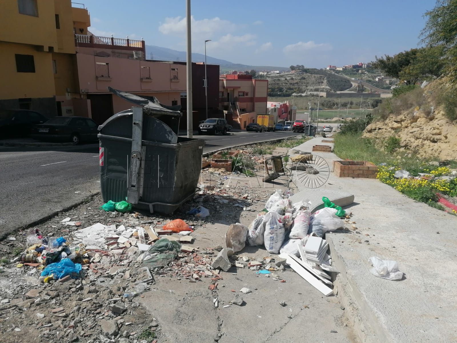 Podemos denuncia el abandono de la zona de la carretera de Vía Láctea