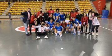 Celebración de las jugadoras melillenses sobre la pista de Las Rozas.